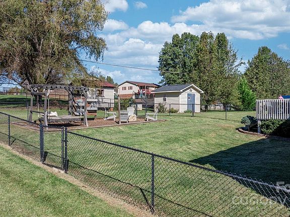 5th image of 2303 Olde Meadow Dr