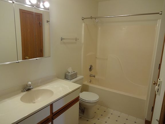 nice sized bathroom