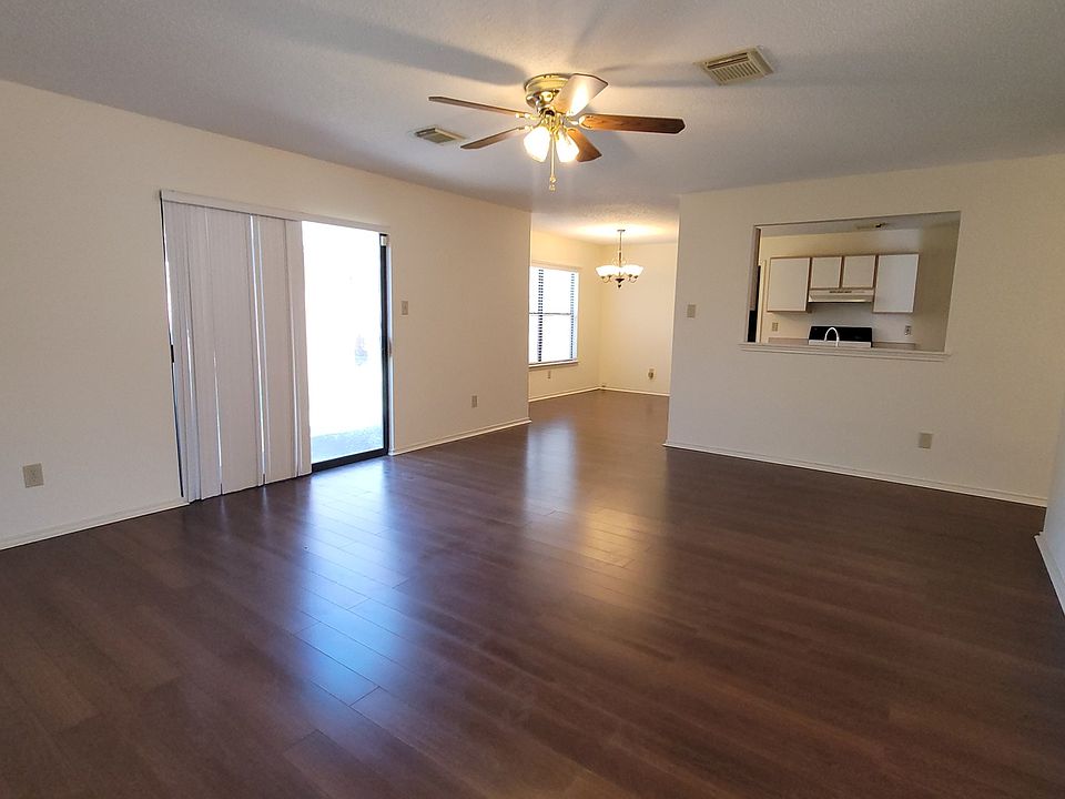 1st image of 8127 Stagwood Hill
