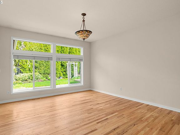 3rd image of 275 NE Kirra St