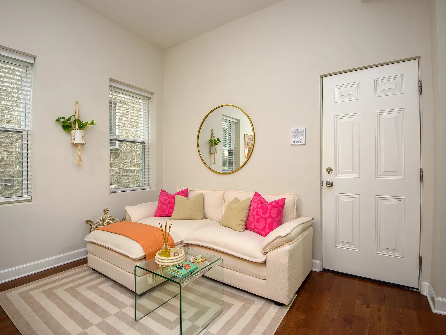 3505 N Sheffield Ave — Photo 2