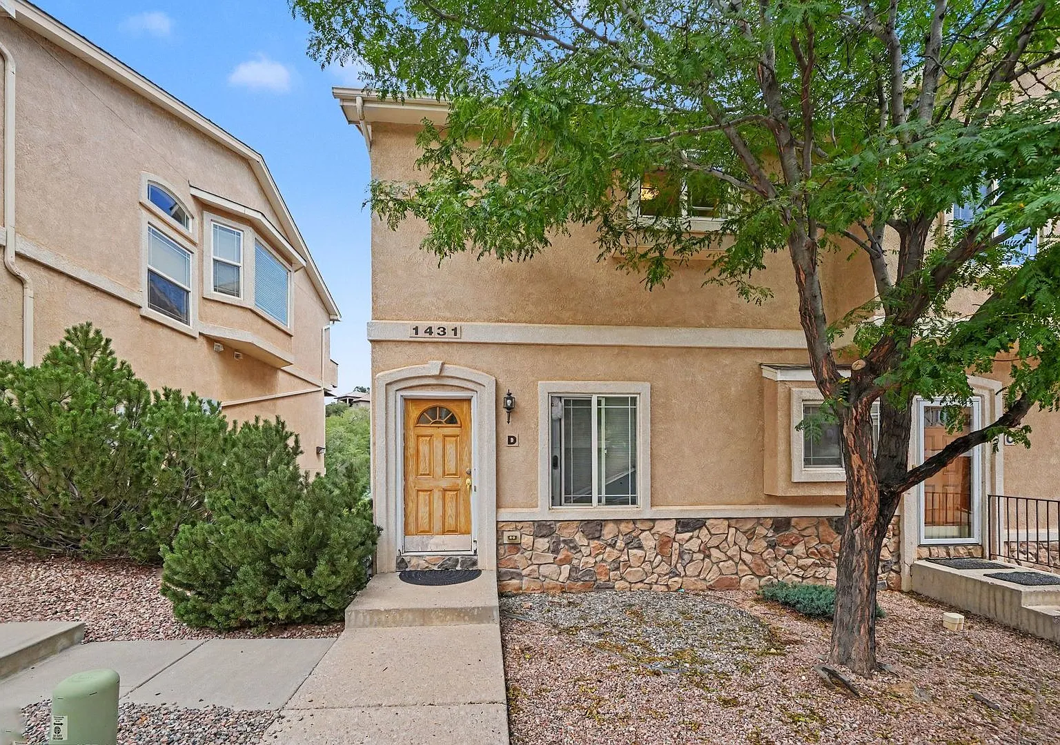 Westside Condo with Mountain Views, Upgrades, ready now ! — Photo 1