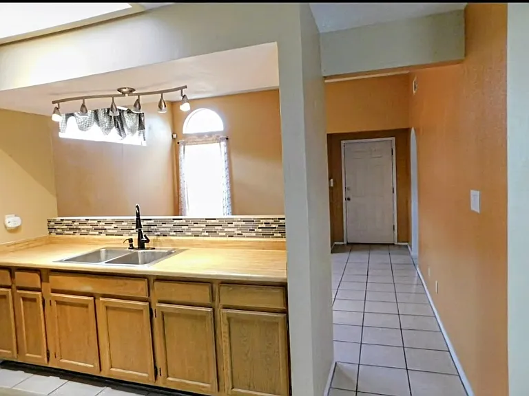 1655 Greenview Way NE — Photo 8