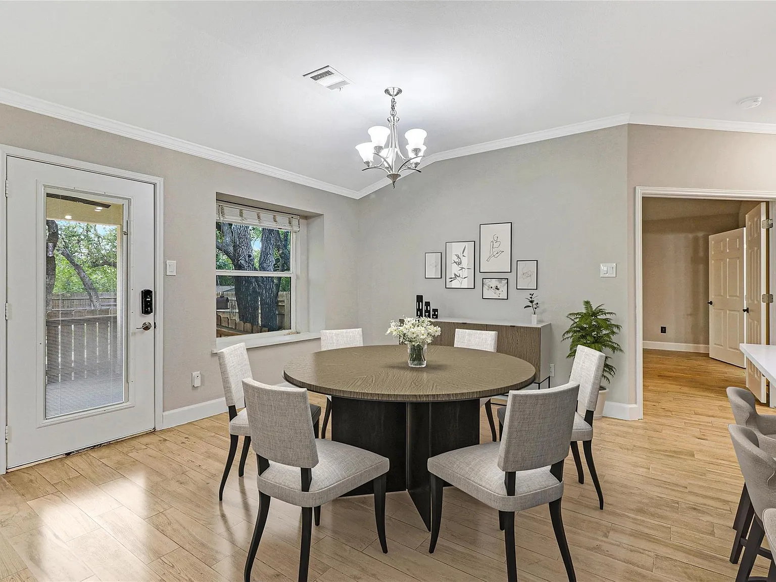 4 bed, 2.0 bath, 2317 sqft, $2,299 — Photo 4