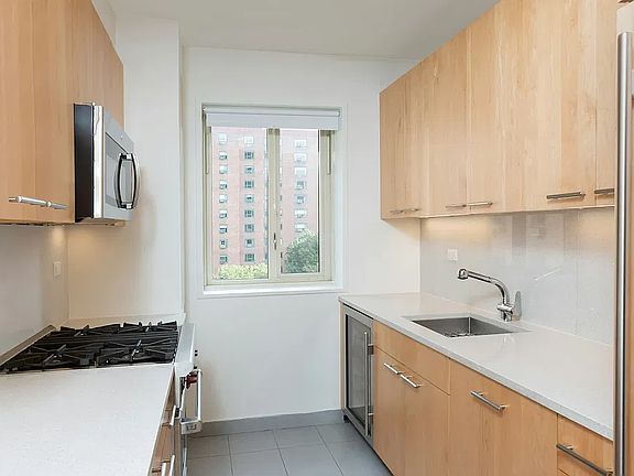4th image of 7 Peter Cooper Rd #6B
