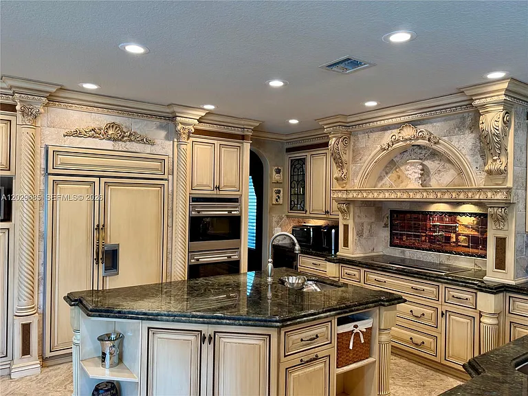 10445 Canterbury Ct — Photo 30