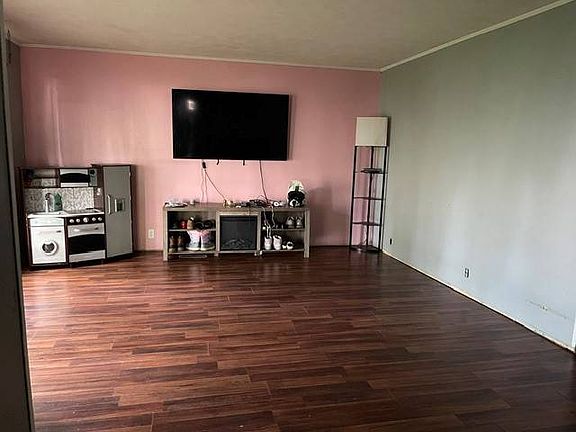 2nd image of 552 E Broad Ave