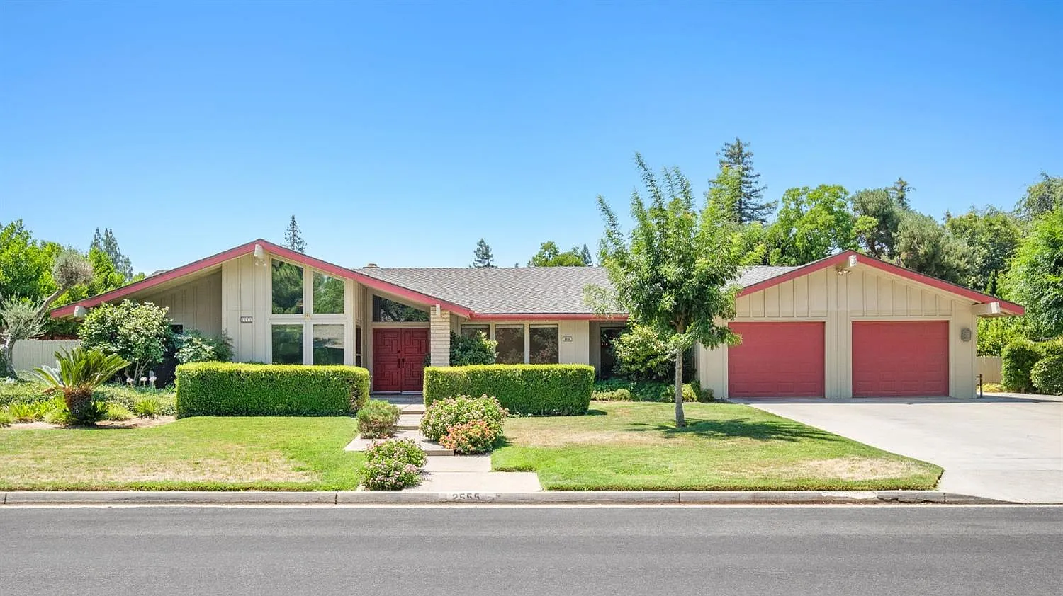 2555 W San Ramon Ave photo 1