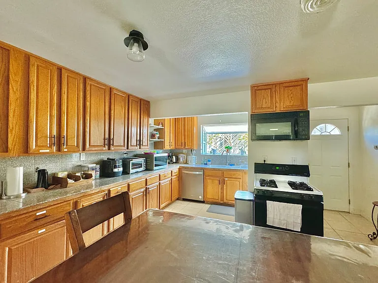 1724 Luxton St — Photo 22