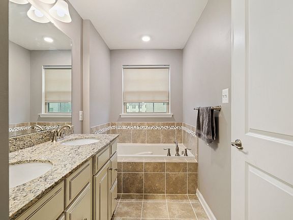 4th image of 5825 Rochefort St