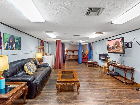 4th image of 200 Bowling Alley Ln