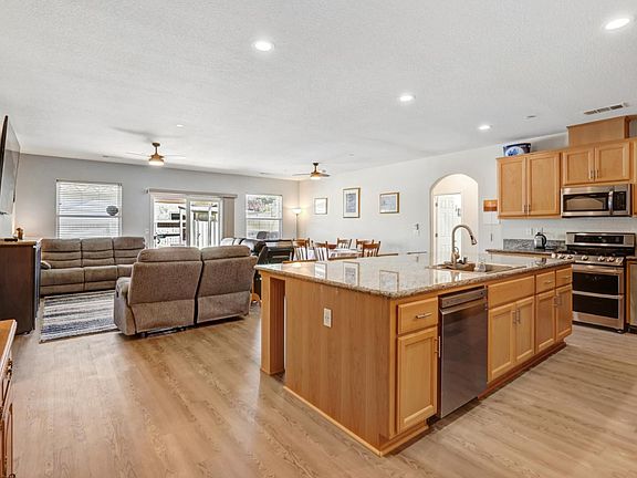 5th image of 327 Manor Dr