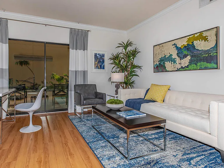 SPACIOUS LIVING ROOM