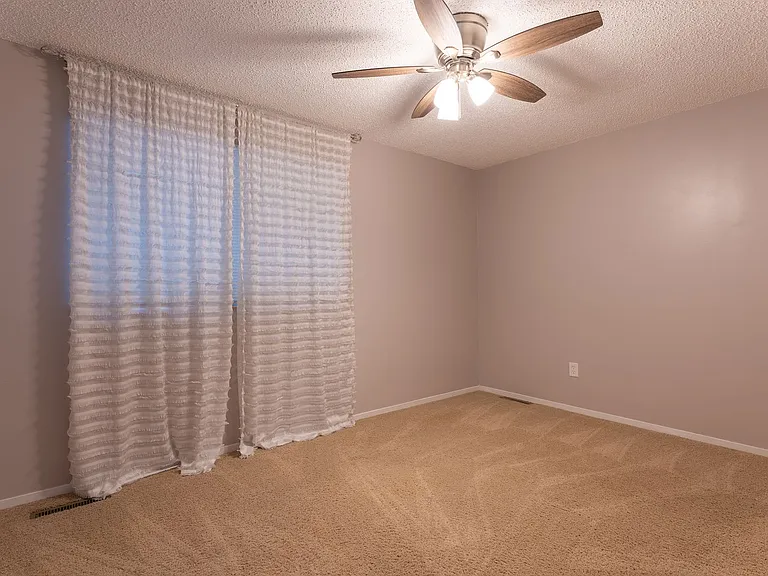 1318 Evergreen — Photo 23