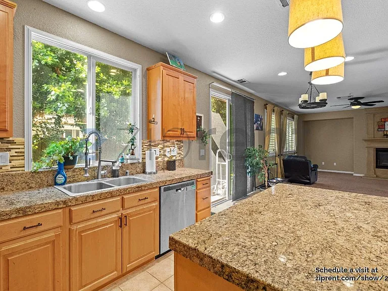 887 Hampton St — Photo 10