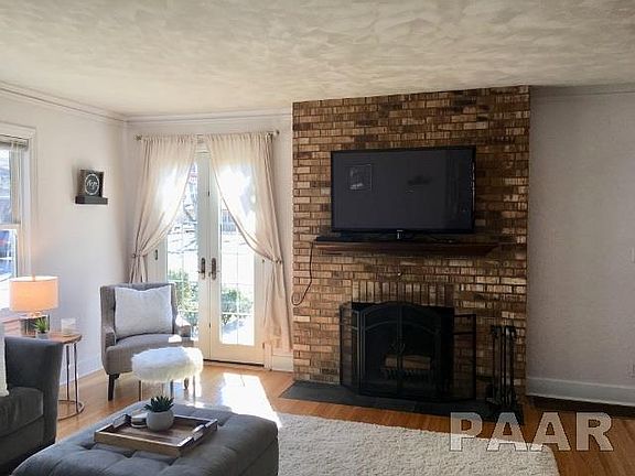 4th image of 2501 W Melrose Pl