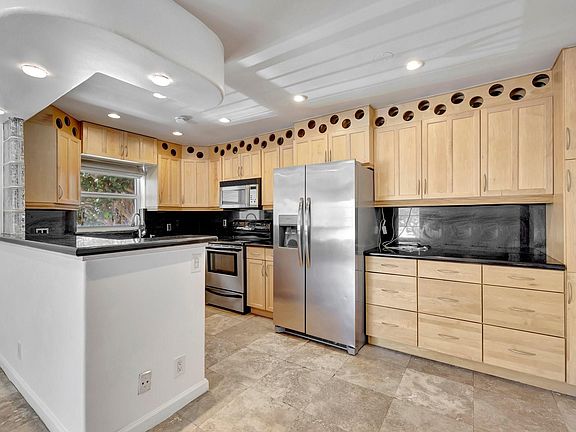 5th image of 2850 NE 14th Street Causeway #201