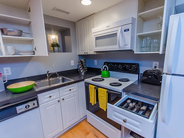 510 E St NE #B — Photo 5