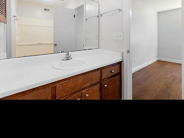 1101 Green Tree Ct #B — Photo 11