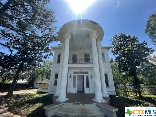 504 Coke St, Yoakum, TX 77995