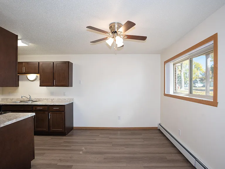 Fargo, ND Country Club Apartments | 21B | Dining