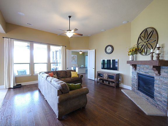3rd image of 1907 Yosemite Ln