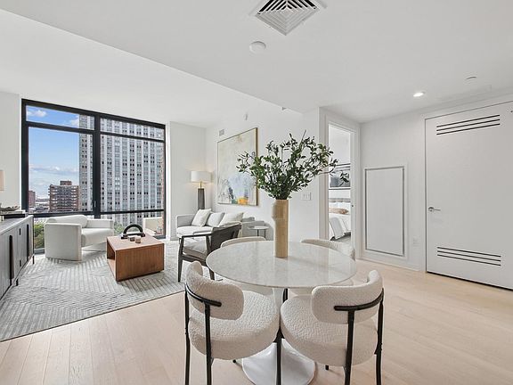 5th image of 155 Bay St #1605