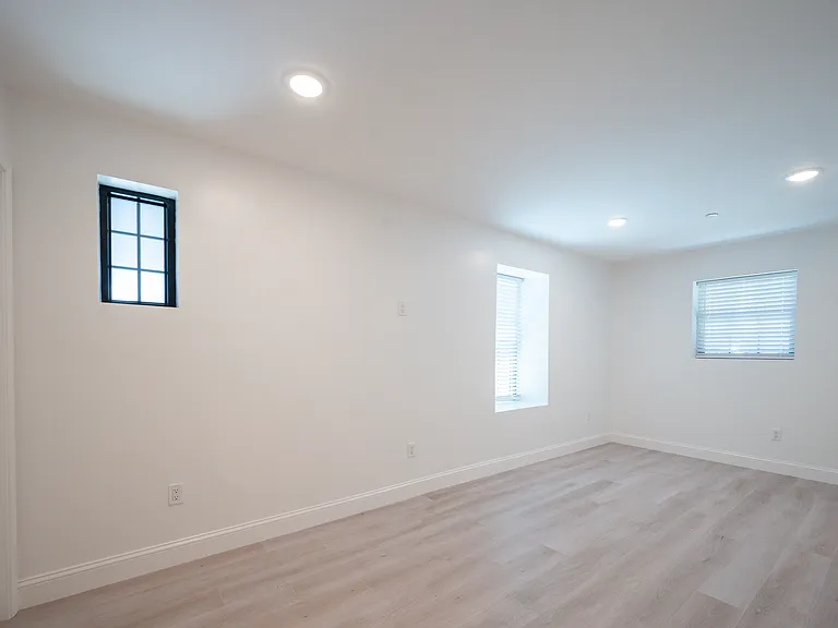 126 Adelaide Ave #B02 — Photo 9