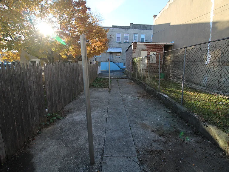380 1/2 W Washington St — Photo 13
