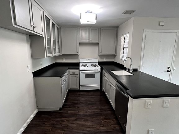 4th image of 19153 Parkland St #138