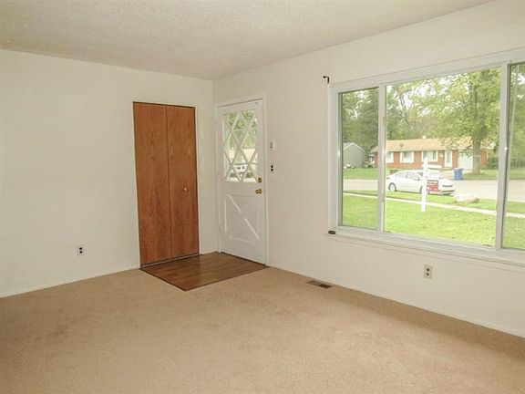 5th image of 8615 Pine Ct