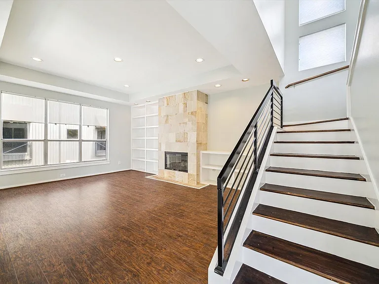 616 Lester St — Photo 6