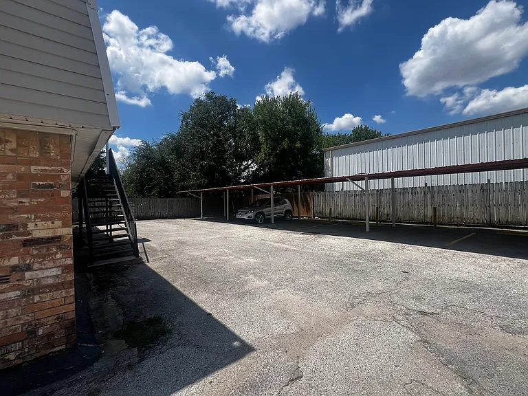 525 Spring Dr — Photo 2