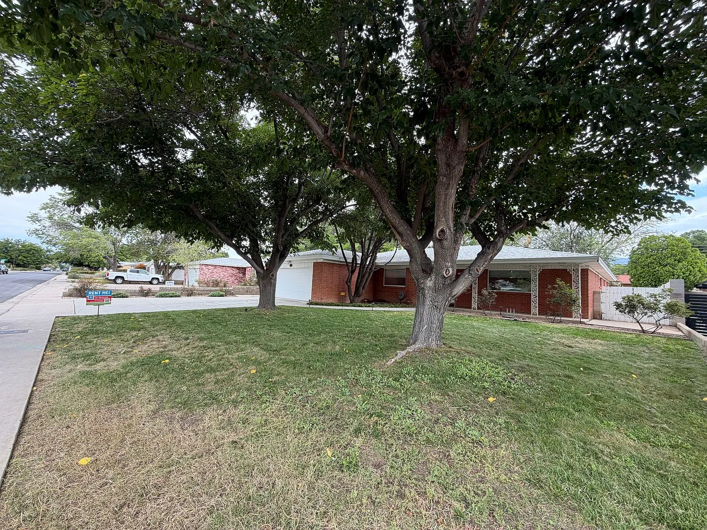 3 Bedroom Single Story Home Available Near Pennsylvania St NE & Candelaria Rd NE! — Photo 2