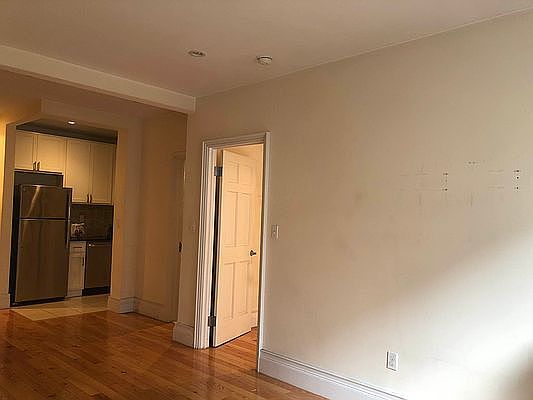 4th image of 176 Nagle Ave #206