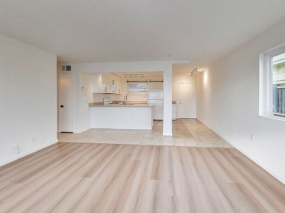 4th image of 1701 Shoreline Dr #210