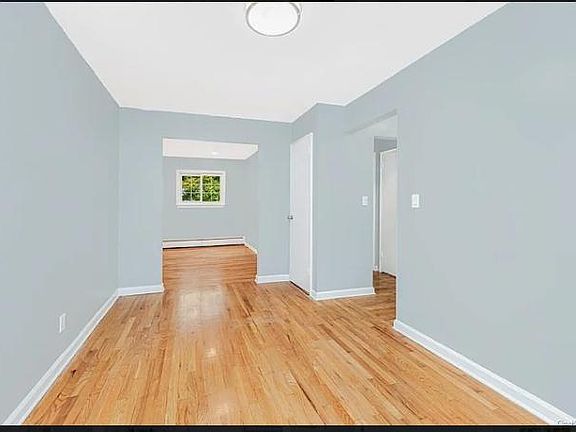 4th image of 415 Warwick Ave