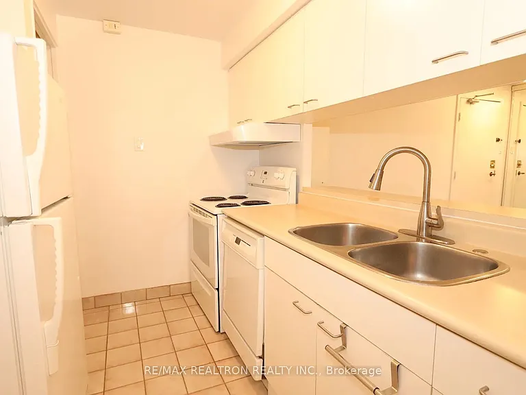 89 McCaul St #919 — Photo 21
