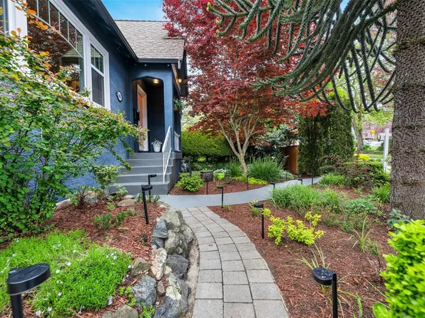 1066 Finlayson St, Victoria, BC V8T 2T7