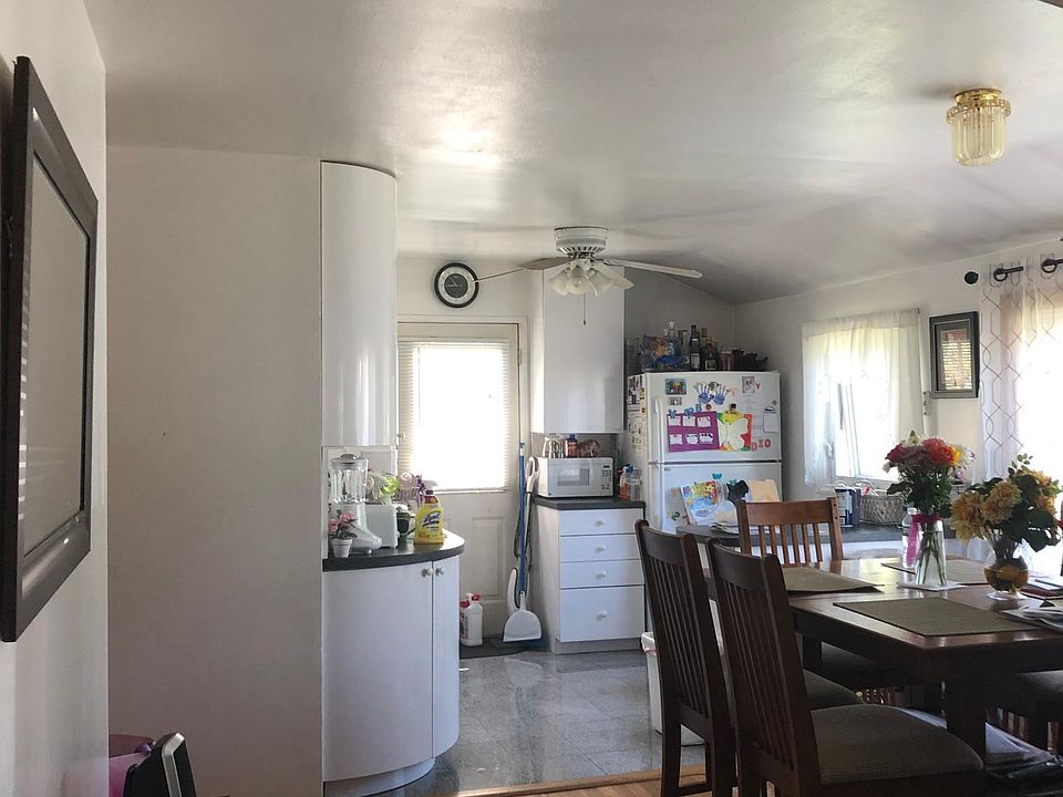 2nd image of 131 Thomas St