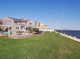 18 Cedar Point Dr, West Islip, NY 11795