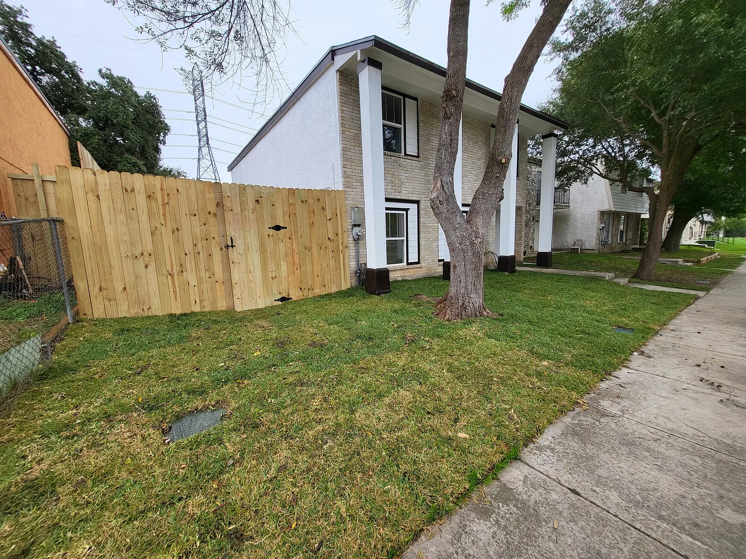 3 bed, 2.5 bath, 1988 sqft, $1,685 — Photo 2