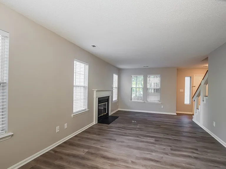 3033 Oakcroft Dr — Photo 4