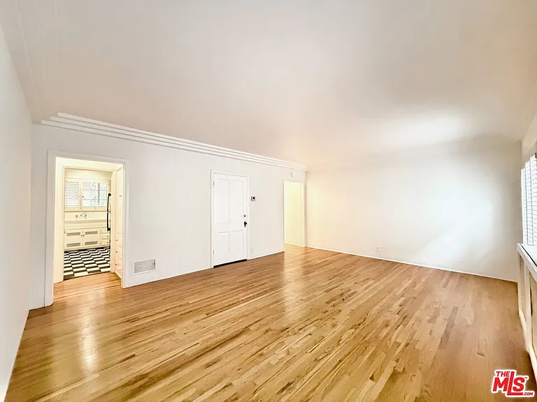 8472 1/2 Fountain Ave — Photo 11