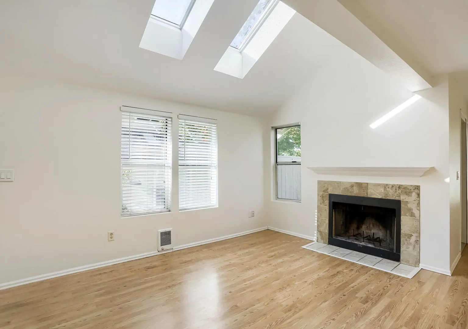 Charming 2BD/2BA Kirkland Townhome — Photo 3