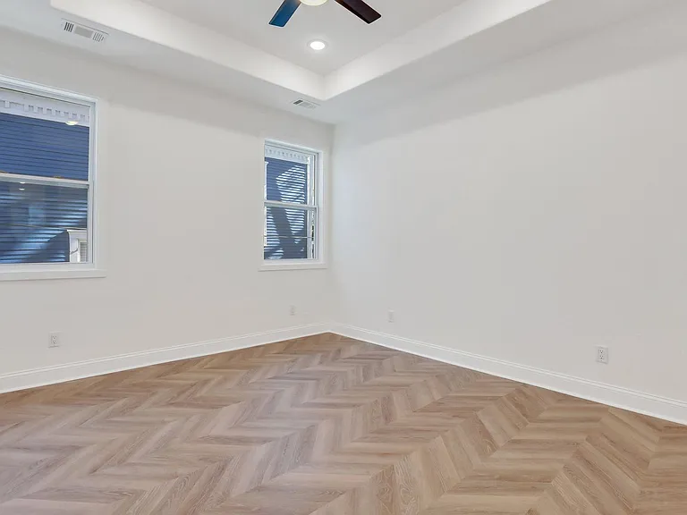 912 E Henry St — Photo 27