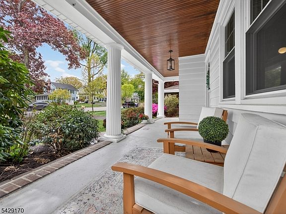 3rd image of 653 Ridgewood Avenue