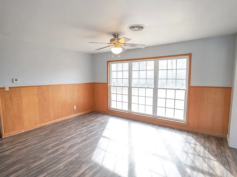 906 Carey Dr — Photo 3