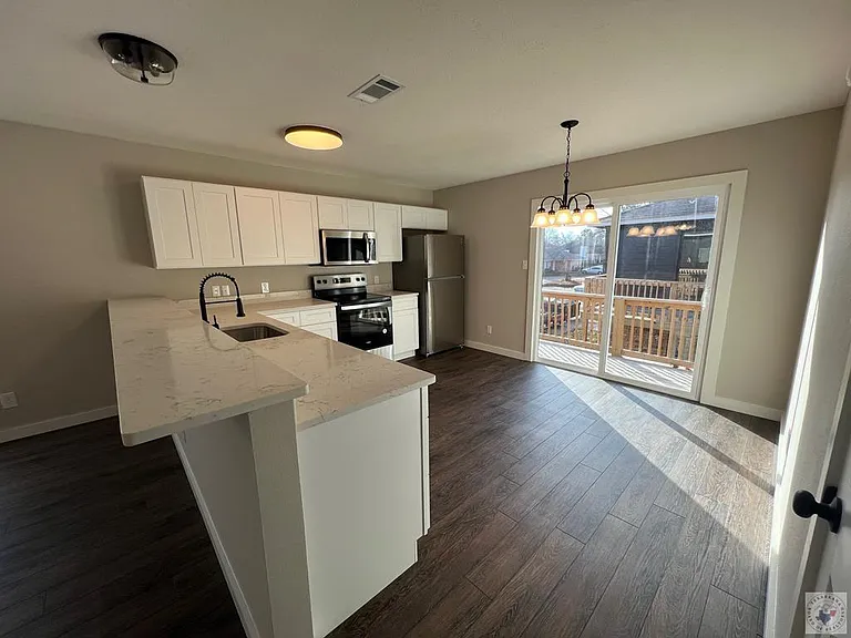 621 Champion Pl — Photo 2