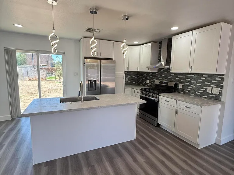 12022 W Ash St — Photo 6